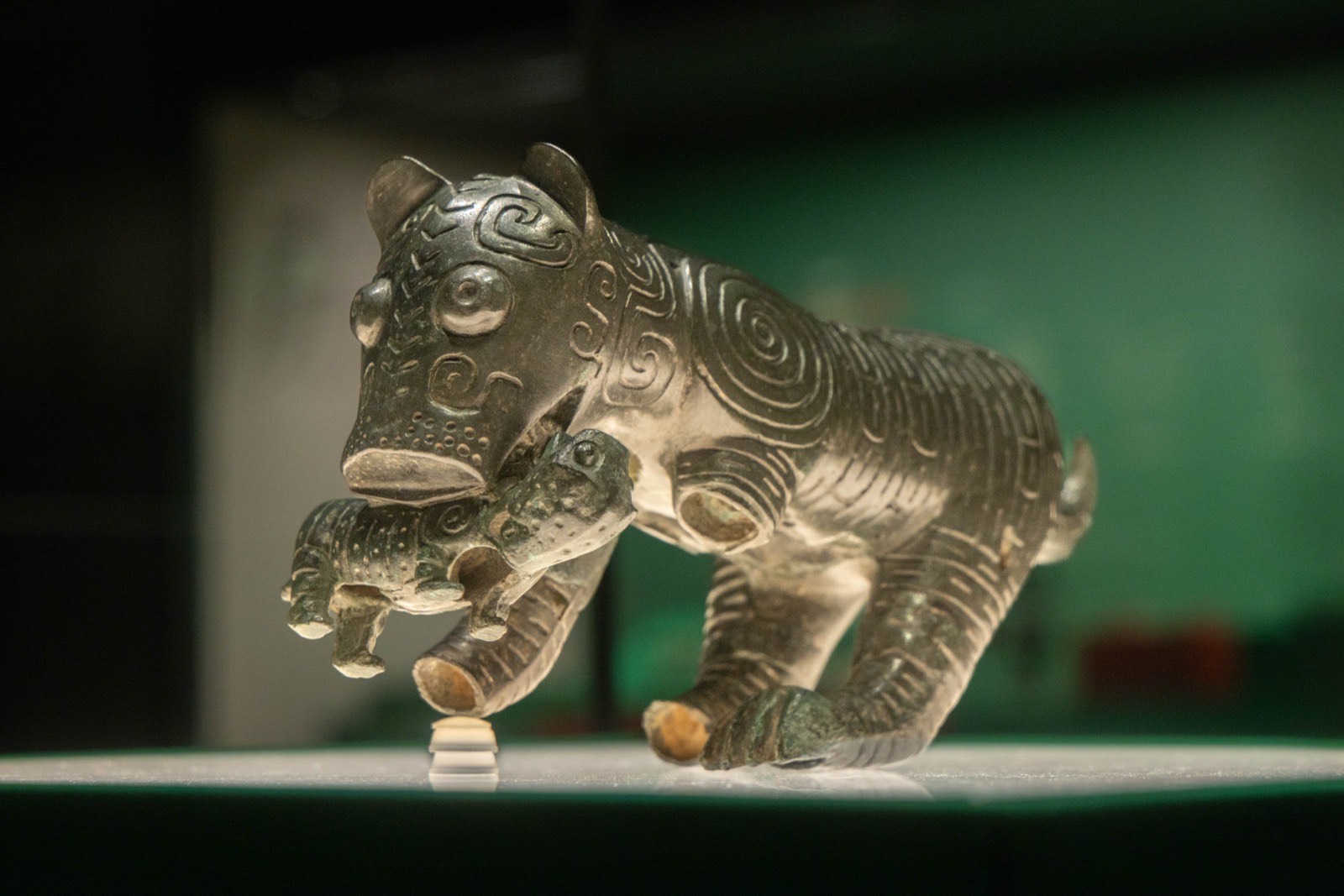 2 母衔子铜虎 西周 1988年宝鸡市茹家庄西周墓地出土 宝鸡市青铜器博物院藏