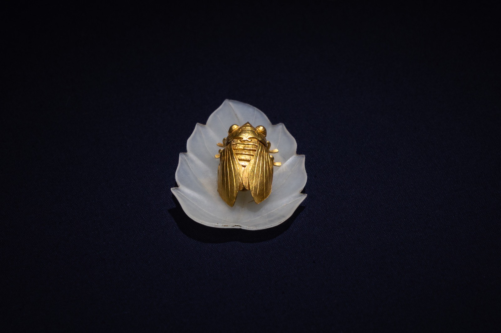 1 金蝉玉叶饰件 南京博物院藏 明