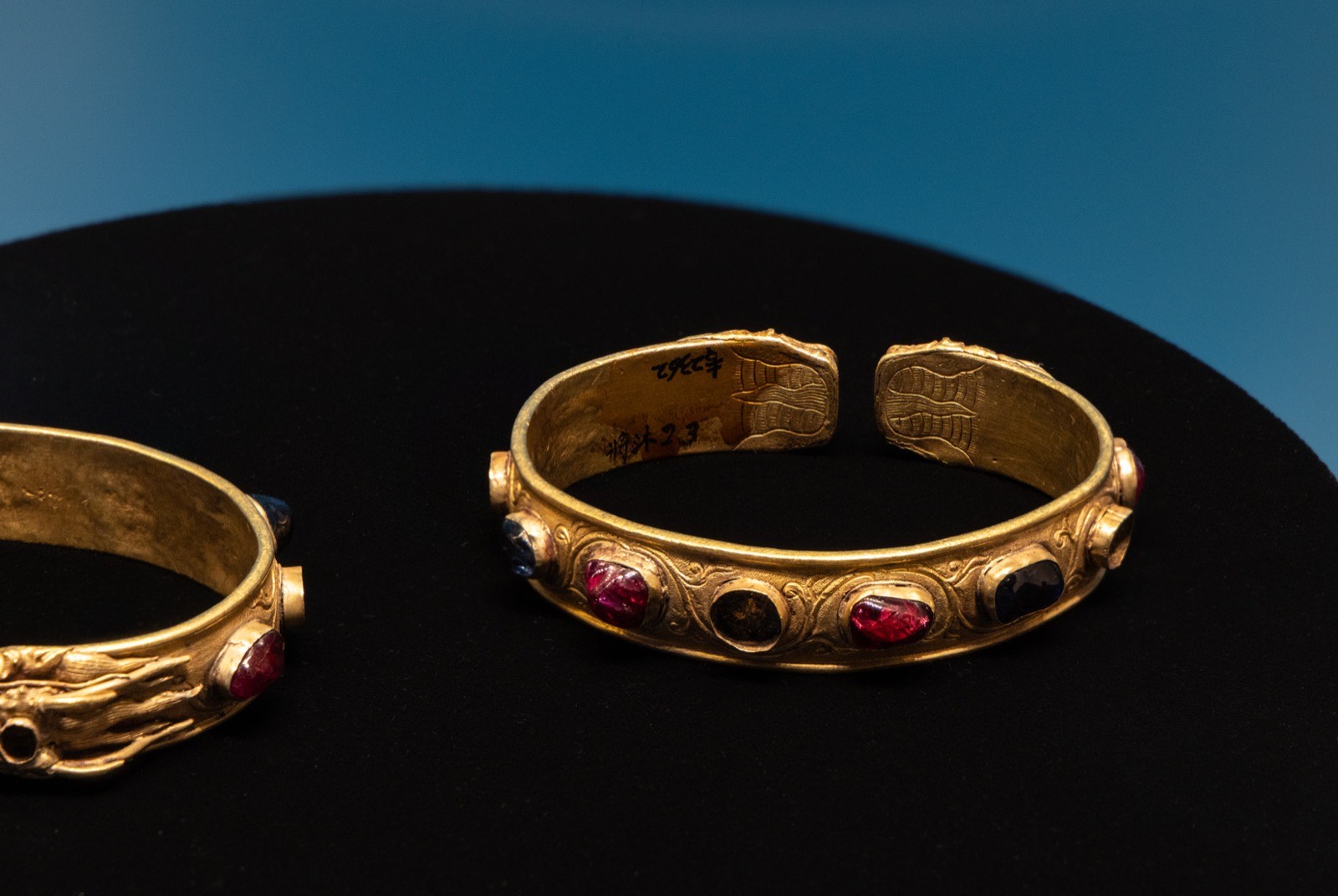 2 嵌宝石双龙纹金镯 南京市江宁区将军山沐启元墓出土 明