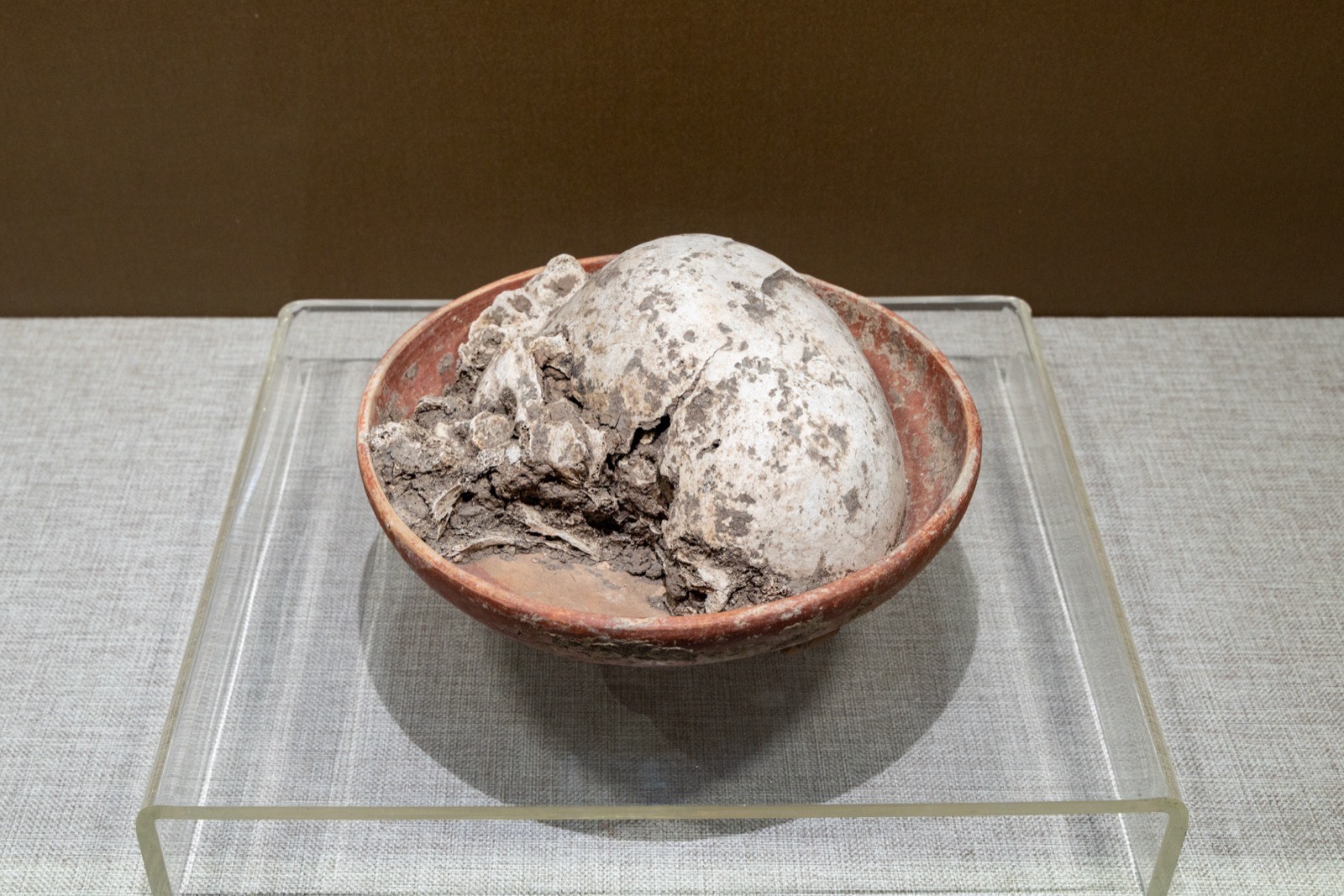 2 红彩三足盘 祁头山遗址出土 新石器时代马家浜文化